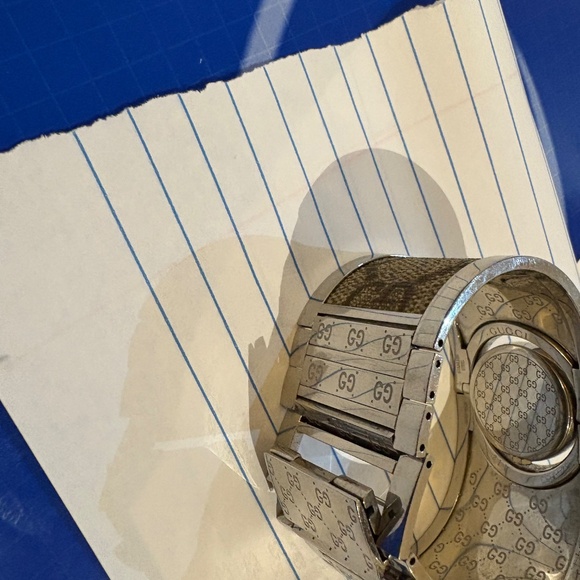 Gucci Women’s Hand Watch Sliver Color - Picture 3 of 7